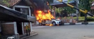 taksi-terbakar-di-bintaro