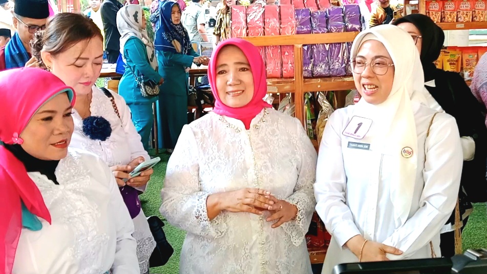 Founder Gerai Lengkong, Lista Hurustiawati bersama Ibu Gubernur Banten Tinawati Andra Soni, 